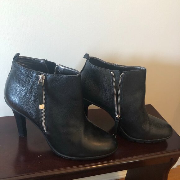 TAHARI Terry Black Pebbled Leather Zipper High-Heeled Ankle Boots Booties 8M - Picture 2 of 6